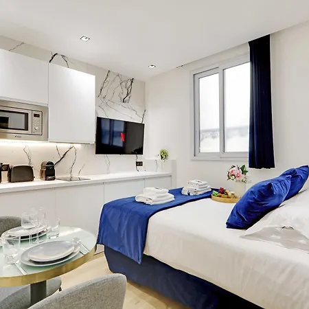 Ideally Located In The Heart Of Appartamento Parigi